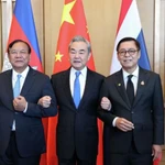 Bộ trưởng Ngoại giao Campuchia Prak Sokhonn (bên trái), Bộ trưởng Ngoại giao Thái Lan Sihasak Phuangketkeow (bên phải) và Bộ trưởng Ngoại giao Vương Nghị (giữa). (Ảnh: AKP)