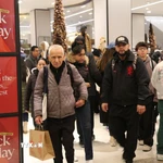 Người tiêu dùng mua sắm dịp Black Friday tại New York, Mỹ. (Ảnh: THX/TTXVN)