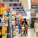 Người tiêu dùng mua sắm tại siêu thị ở California, Mỹ. (Ảnh: THX/TTXVN)