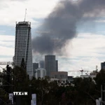 Khói bốc lên tại thành phố Tel Aviv, Israel sau các vụ phóng tên lửa đáp trả của Iran hướng tới lãnh thổ Israel, ngày 28/2/2026. (Ảnh: THX/TTXVN)