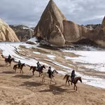 Khách du lịch tại Cappadocia, Thổ Nhĩ Kỳ. (Ảnh: THX/TTXVN)