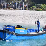 Tàu chở nước ngọt từ đảo Lớn qua đảo Bé. (Ảnh: Đinh Hương/TTXVN)