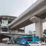Ga Văn Khê đang được các kỹ sư tập trung kiểm tra, đánh giá kỹ lưỡng chất lượng và độ bám dính của lớp vữa trát. (Ảnh: Phan Phương/TTXVN)