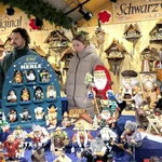 Gian hàng bày bán đồ thủ công và trang trí Giáng sinh mang phong cách Đức truyền thống tại Christkindlmarket. (Ảnh: Ngọc Quang/TTXVN)