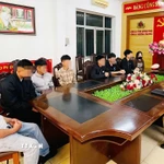 Nhóm thanh thiếu niên bị triệu tập làm việc tại cơ quan chức năng. (Ảnh: TTXVN phát)