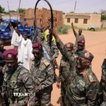 Tổng tư lệnh Lực lượng Vũ trang Sudan, Tướng Abdel Fattah Al Burhan (thứ 2, phải, phía trước), tại El Obeid, Bắc Kordofan, Sudan. (Ảnh: THX/TTXVN)