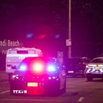 Cảnh sát được triển khai gần hiện trường vụ tấn công ở Sydney, Australia ngày 14/12/2025. (Ảnh: THX/TTXVN)