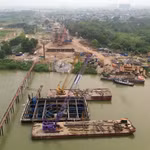 Trụ TC8 dưới nước và đường dẫn phía phố Nguyễn Sơn, phường Long Biên được nhà thầu Đạt Phương tăng tốc thi công đảm bảo tiến độ đề ra. (Ảnh: Quốc Khánh/TTXVN)