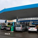 Một trạm xăng ở Slubice, Ba Lan. (Ảnh: THX/TTXVN)