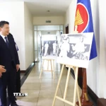 Ủy viên Trung ương Đảng, Bí thư Trung ương Đoàn Thanh niên Nhân dân cách mạng Lào Thongly Sisoulith tham quan trưng bày ảnh về lịch sử quan hệ đặc biệt Việt Nam-Lào tại sự kiện. (Ảnh: Xuân Tú/TTXVN)