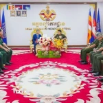 Đại sứ Nguyễn Minh Vũ dẫn đầu đoàn Đại sứ quán Việt Nam tại Campuchia chúc mừng Tết cổ truyền Choul Chnam Thmey 2026 tại trụ sở Bộ Tổng tư lệnh Quân đội Hoàng gia Campuchia ở thủ đô Phnom Penh, ngày 25/3/2026. (Ảnh: TTXVN phát)