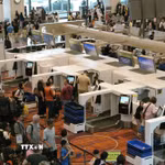 Hành khách xếp hàng tại quầy làm thủ tục ở sân bay Changi, Singapore. (Ảnh: THX/TTXVN)
