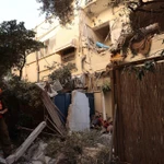 Lực lượng cứu hộ làm nhiệm vụ tại hiện trường vụ không kích của Iran xuống Tel Aviv, Israel. (Ảnh: THX/TTXVN)