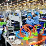 Sản xuất sản phẩm đồ chơi trẻ em xuất khẩu sang thị trường Mỹ, Pháp, Chi Lê của Công ty TNHH Chế xuất Billion Max Việt Nam, 100% vốn Hong Kong (Trung Quốc). (Ảnh: Phạm Hậu/TTXVN)