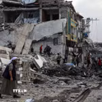 Tòa nhà tại phía Đông Nam thành phố Gaza bị phá hủy sau cuộc không kích của Israel. (Ảnh: THX/TTXVN)