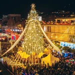 Cây thông được trang hoàng rực rỡ tại quảng trường ở Tbilisi, Gruzia. (Ảnh: THX/TTXVN)