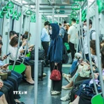 Trong tuần sau khi giá xăng tăng, lượng hành khách tăng rõ rệt, đặc biệt ở các điểm trung chuyển và khu vực đông dân cư, như tuyến Cát Linh – Hà Đông ghi nhận 276.686 lượt khách trong tuần sau khi giá xăng tăng, cao hơn mức 272.109 lượt của tuần trước, đạt 101,68%. (Ảnh: Hoàng Hiếu/TTXVN)