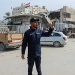 Một cảnh sát điều tiết giao thông ở Gaza. (Ảnh: Reuters)