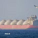 Tàu hàng chờ ở ngoài khơi Oman để di chuyển qua eo biển Hormuz, ngày 8/4/2026. (Ảnh: Anadolu Agency/TTXVN)
