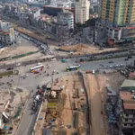 Thi công cầu vượt nút giao Nguyễn Chí Thanh. (Ảnh: Quốc Khánh/TTXVN)