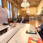 Đại sứ Việt Nam tại Áo Vũ Lê Thái Hoàng gặp Thị trưởng Thành phố Vienna Michael Ludwig trao đổi về thúc đẩy hợp tác địa phương, giao lưu nhân dân và quan tâm, hỗ trợ cộng đồng người Việt Nam tại Vienna. (Ảnh TTXVN phát)