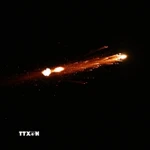 Tên lửa bị hệ thống phòng không Israel đánh chặn trên bầu trời Tel Aviv. (Ảnh: THX/TTXVN)