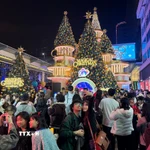 Trung tâm thương mại Harbour City được trang trí rực rỡ vào mỗi dịp lễ Giáng sinh. (Ảnh: Mạc Luyện/TTXVN)