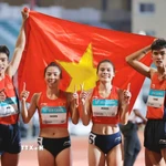 4 vận động viên Tạ Ngọc Tưởng, Nguyễn Thị Ngọc, Lê Ngọc Phúc và Nguyễn Thị Hằng giành HCV nội dung hỗn hợp nam nữ 4x400m, phá kỷ lục SEA Games. (Ảnh: Minh Quyết/TTXVN)