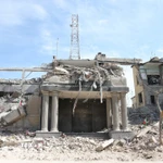 Những tòa nhà bị phá hủy sau các cuộc tập kích tại Tehran, Iran ngày 4/3/2026. (Ảnh: THX/TTXVN)