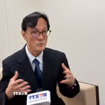 Giáo sư Shimizu Masaaki, Đại học Osaka, trả lời phỏng vấn của về ý nghĩa lịch sử của của sự kiện Chủ tịch Hồ Chí Minh ra đi tìm đường cứu nước. (Ảnh: Phạm Tuân/TTXVN)