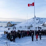 Bộ trưởng Ngoại giao Anita Anand, ở vị trí trung tâm phía trước, giúp kéo cờ Canada tại lãnh sự quán Canada mới ở Nuuk, Greenland. (Ảnh: The Canadian Press/AP)