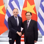 Bộ trưởng Ngoại giao Lê Hoài Trung đón Bộ trưởng Ngoại giao Hy Lạp George Gerapetritis. (Ảnh: An Đăng/TTXVN)