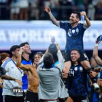Niềm hạnh phúc của Messi (phía trên) khi lập cú đúp kiến tạo để đồng đội ghi bàn, giành chiến thắng ngược dòng ngoạn mục 2-1 trước tuyển Anh. (Ảnh: THX/TTXVN phát)