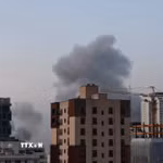 Khói bốc lên sau vụ tấn công tại Tehran, Iran. (Ảnh: THX/TTXVN phát)