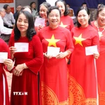 Ngay từ sáng sớm, các cử tri phường Hoa Lư, tỉnh Ninh Bình đến bỏ phiếu tại Khu vực bỏ phiếu số 27. (Ảnh: Hải Yến/TTXVN)