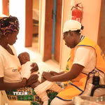 Nhân viên y tế tiêm vaccine phòng sốt rét cho em nhỏ tại Douala, Cameroon. (Ảnh: THX/TTXVN)