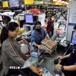 Người dân mua sắm tại siêu thị ở Bangkok, Thái Lan. (Ảnh: AFP/TTXVN)