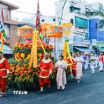 Người dân và du khách theo dõi Lễ rước nước trong không khí trang nghiêm tại phường Bắc Nha Trang. (Ảnh: Đặng Tuấn/TTXVN)