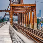 Những mảng bêtông mới dần hoàn thiện trên mặt cầu Long Biên. (Ảnh: Trung Nguyên/TTXVN)
