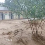 Nước lũ đổ về. (Ảnh: TTXVN phát)