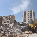 Những tòa nhà ở Tehran, Iran bị phá huỷ trong vụ không kích của lực lượng Mỹ-Israel. (Ảnh: THX/TTXVN)