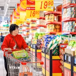 Người dân mua sắm tại siêu thị ở tỉnh Hắc Long Giang, Trung Quốc. (Ảnh: THX/TTXVN)