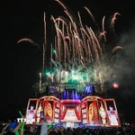 Màn pháo hoa kết hợp âm nhạc và ánh sáng rực rỡ. (Ảnh: Khánh Hòa/TTXVN)