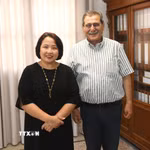 Đại sứ Phạm Thị Thu Hương làm việc với Thị trưởng Patras, Kostas Peletidis. (Ảnh: Đại sứ quán Việt Nam tại Hy Lạp cung cấp)