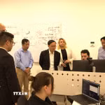 Chuyên gia của Qarakal Quantum giới thiệu với Đại sứ Nguyễn Kỳ Sơn về các ứng dụng tiềm năng của công nghệ lượng tử. (Ảnh: Thanh Bình/TTXVN)