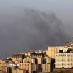 Khói bốc lên từ địa điểm ở Tehran, Iran sau các cuộc không kích ngày 5/4/2026. (Ảnh: Kyodo/TTXVN phát)