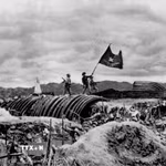 Lá cờ “Quyết chiến - Quyết thắng” của Quân đội Nhân dân Việt Nam tung bay trên nóc hầm Sở chỉ huy Tập đoàn cứ điểm của quân Pháp tại Điện Biên Phủ, ngày 7/5/1954. (Ảnh: Triệu Đại/TTXVN)