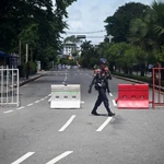 Lực lượng an ninh gác trên đường phố tại Yangon, Myanmar, ngày 19/7/2022. (Ảnh: AFP/TTXVN)