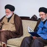 Giáo chủ Iran Mojtaba Khamenei (phải), con trai thứ hai của cố Đại giáo chủ Ayatollah Ali Khamenei. (Ảnh: Anadolu Agency/TTXVN)