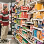 Người dân mua sắm tại siêu thị ở San Mateo, California, Mỹ. (Ảnh: THX/TTXVN)